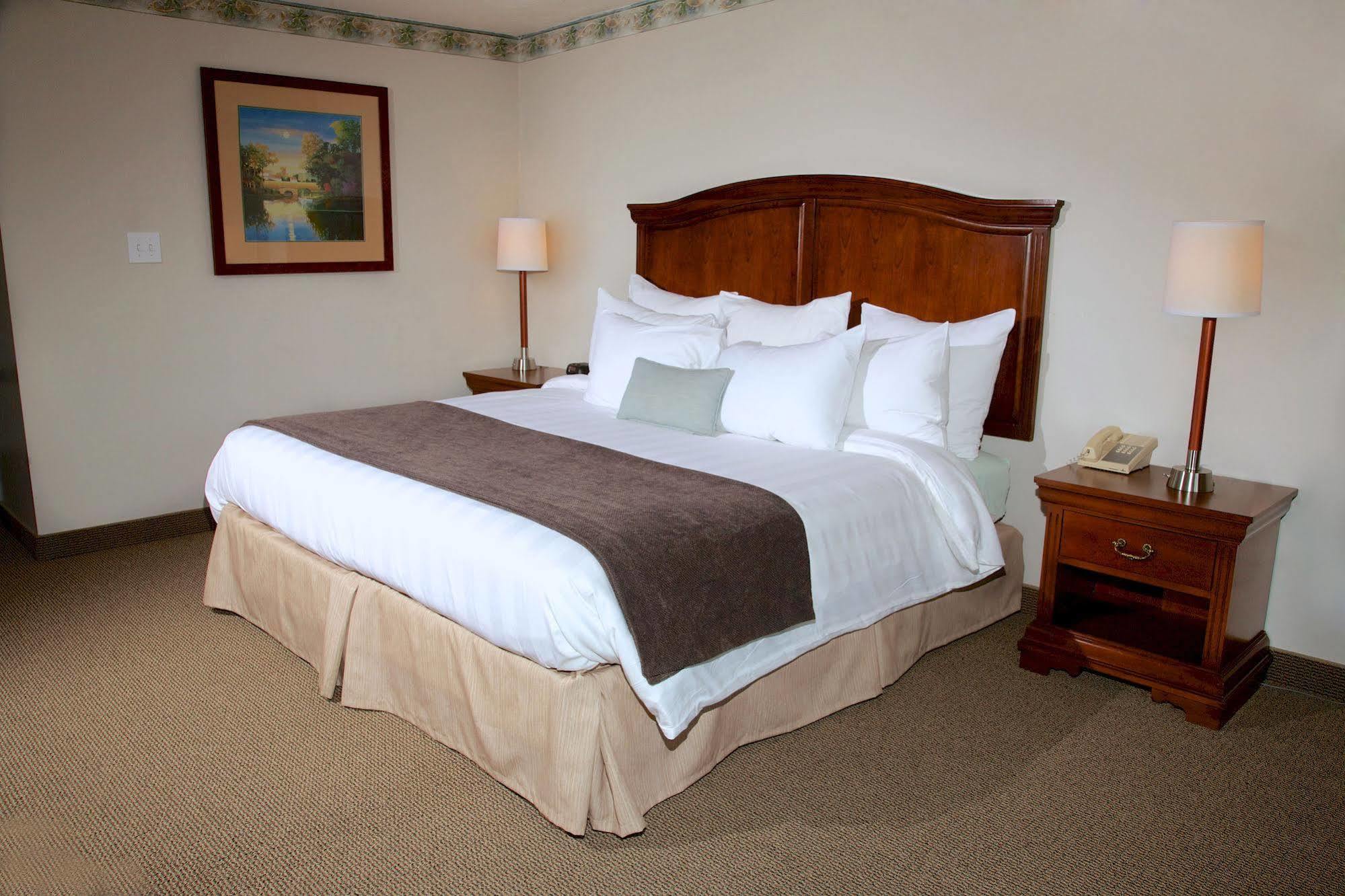 Holiday Hill Inn & Suites Dennisport Esterno foto